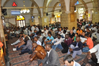  بالفيديو: جموع غفيرة من الاهالي يقيمون صلاة عيد الفطر في مسجد حسن بك 